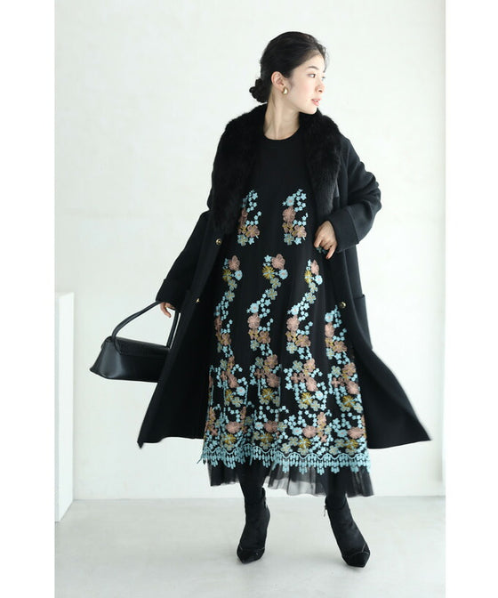 【セール商品返品交換不可】（S~3L対応）（黒）ピンクとブルーの美しい花刺繍ロングワンピース