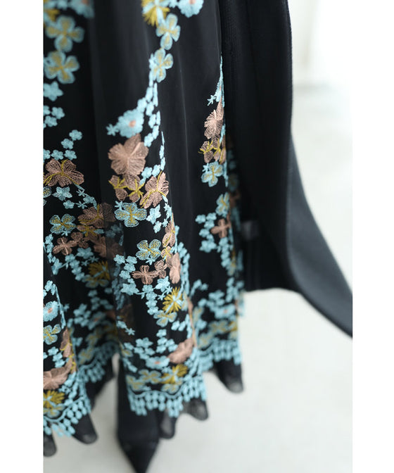 【セール商品返品交換不可】（S~3L対応）（黒）ピンクとブルーの美しい花刺繍ロングワンピース