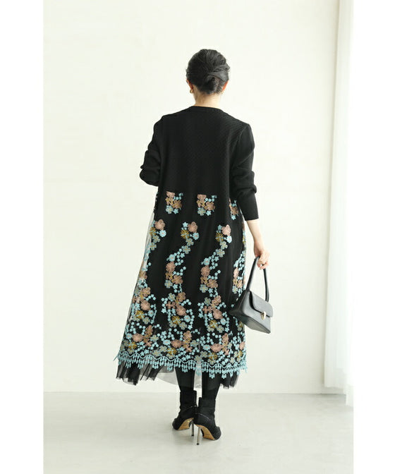 【セール商品返品交換不可】（S~3L対応）（黒）ピンクとブルーの美しい花刺繍ロングワンピース