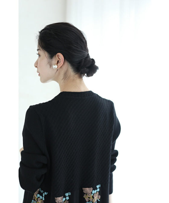 【セール商品返品交換不可】（S~3L対応）（黒）ピンクとブルーの美しい花刺繍ロングワンピース