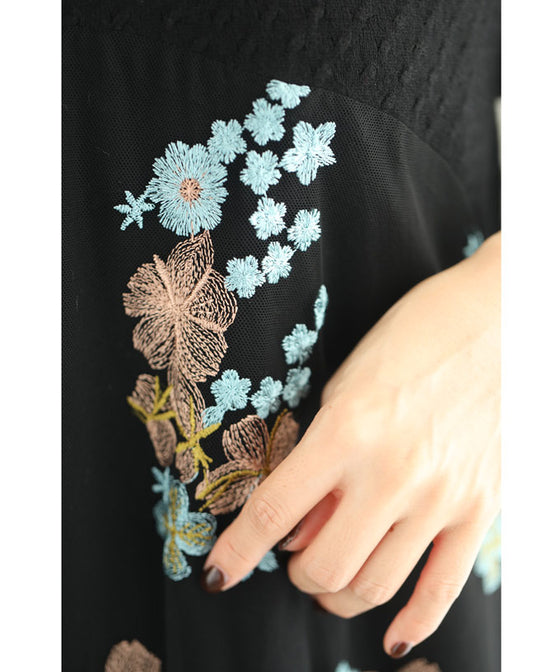 【セール商品返品交換不可】（S~3L対応）（黒）ピンクとブルーの美しい花刺繍ロングワンピース