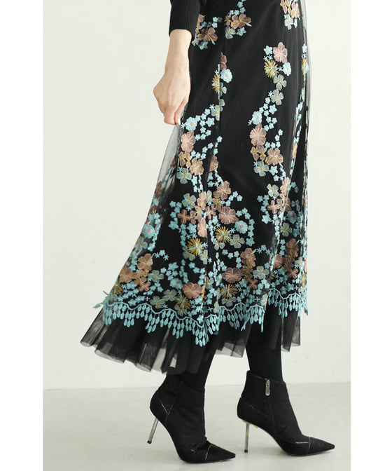 【セール商品返品交換不可】（S~3L対応）（黒）ピンクとブルーの美しい花刺繍ロングワンピース