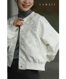  【セール商品返品交換不可】（S~3L対応）エレガントな模様が浮き立つ艶ブルゾントップス