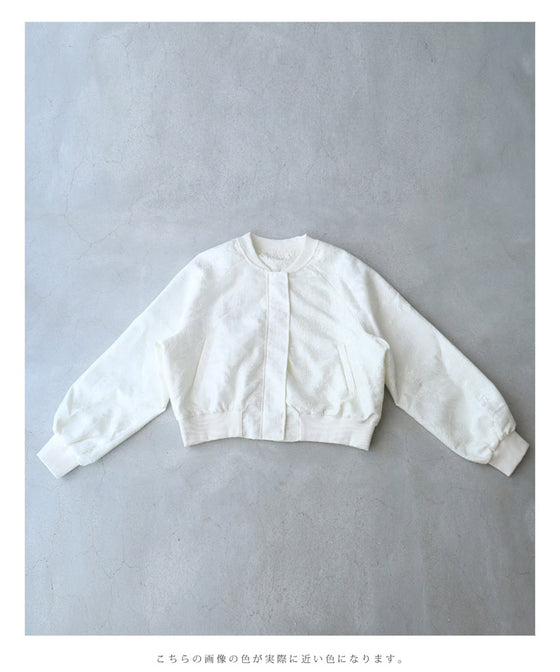 【セール商品返品交換不可】（S~3L対応）エレガントな模様が浮き立つ艶ブルゾントップス