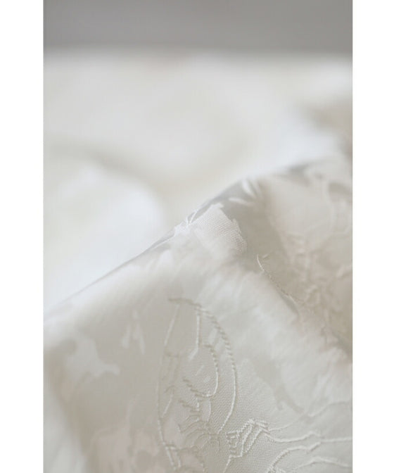 【セール商品返品交換不可】（S~3L対応）エレガントな模様が浮き立つ艶ブルゾントップス