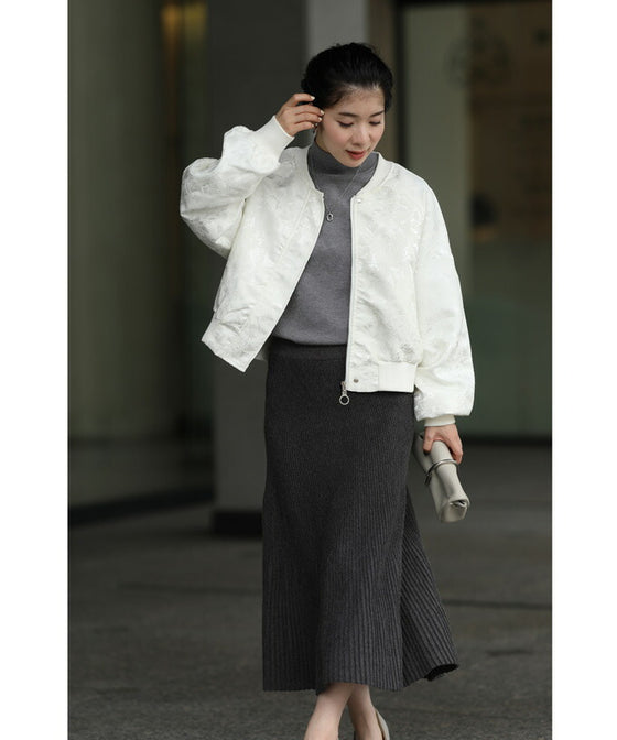 【セール商品返品交換不可】（S~3L対応）エレガントな模様が浮き立つ艶ブルゾントップス