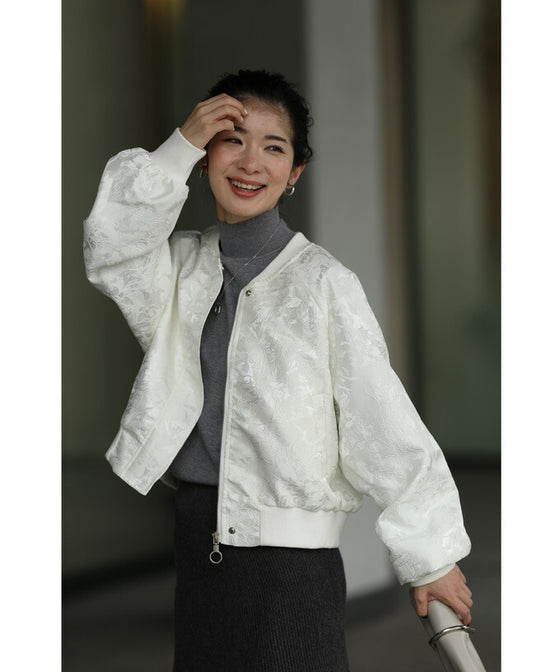 【セール商品返品交換不可】（S~3L対応）エレガントな模様が浮き立つ艶ブルゾントップス