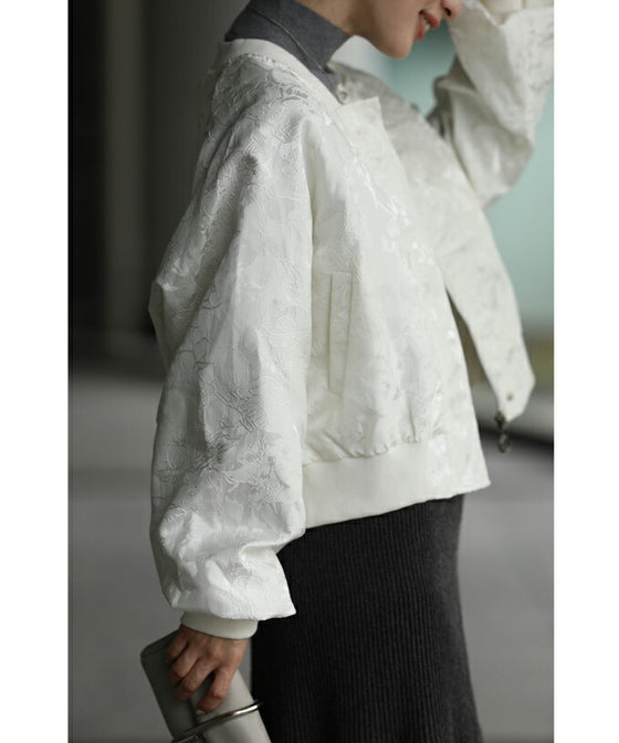 【セール商品返品交換不可】（S~3L対応）エレガントな模様が浮き立つ艶ブルゾントップス