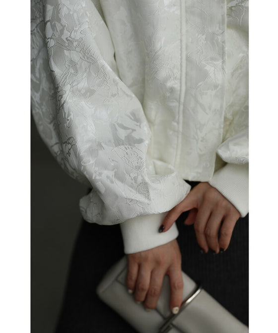 【セール商品返品交換不可】（S~3L対応）エレガントな模様が浮き立つ艶ブルゾントップス