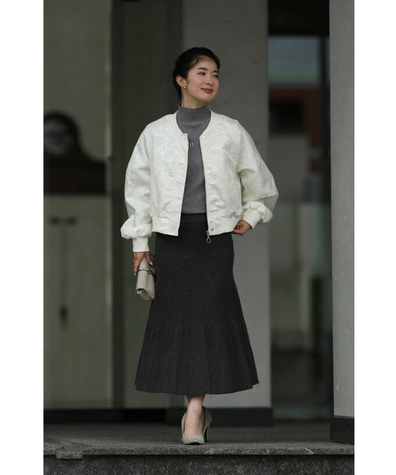 【セール商品返品交換不可】（S~3L対応）エレガントな模様が浮き立つ艶ブルゾントップス