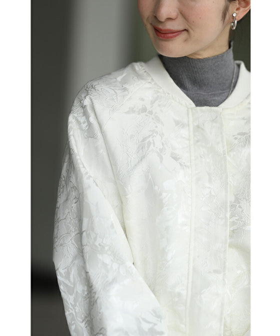 【セール商品返品交換不可】（S~3L対応）エレガントな模様が浮き立つ艶ブルゾントップス