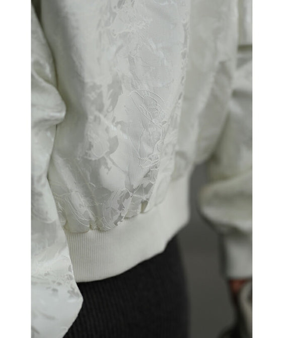 【セール商品返品交換不可】（S~3L対応）エレガントな模様が浮き立つ艶ブルゾントップス