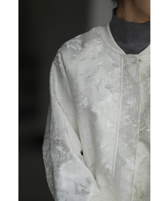 【セール商品返品交換不可】（S~3L対応）エレガントな模様が浮き立つ艶ブルゾントップス