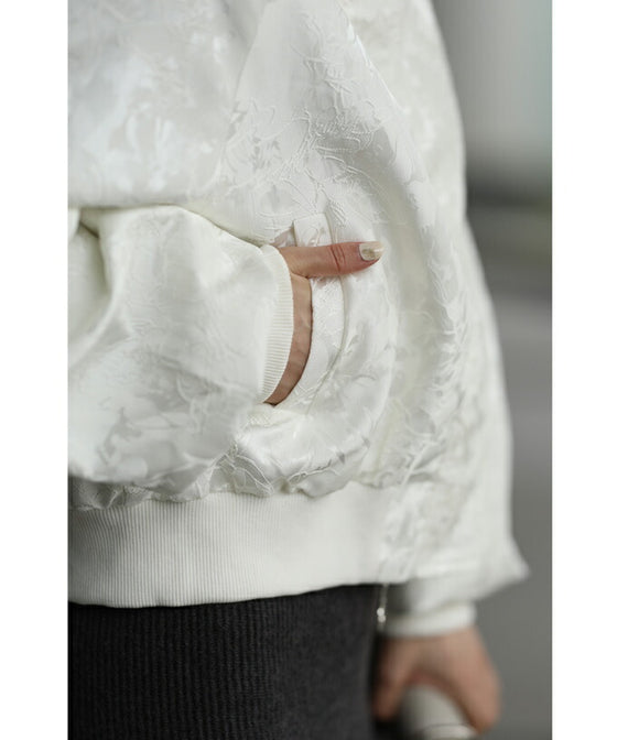 【セール商品返品交換不可】（S~3L対応）エレガントな模様が浮き立つ艶ブルゾントップス