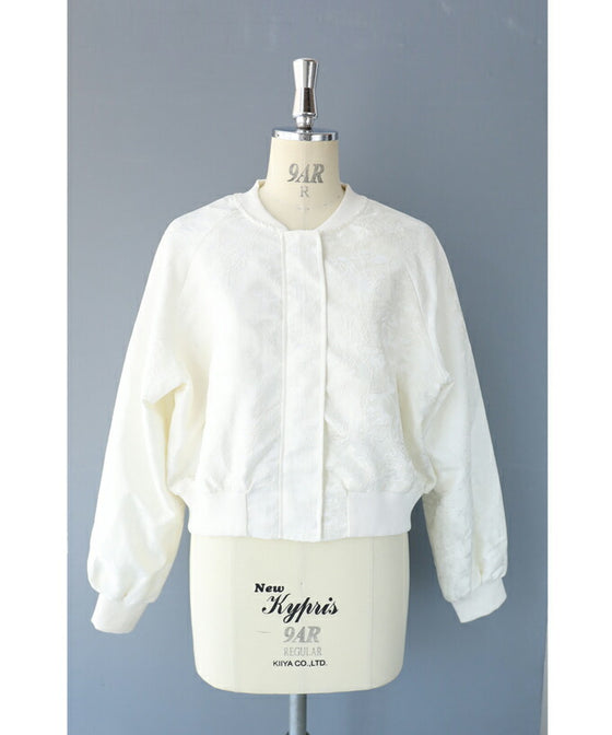 【セール商品返品交換不可】（S~3L対応）エレガントな模様が浮き立つ艶ブルゾントップス