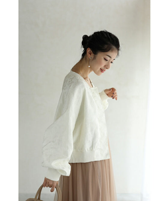 【セール商品返品交換不可】（S~3L対応）エレガントな模様が浮き立つ艶ブルゾントップス