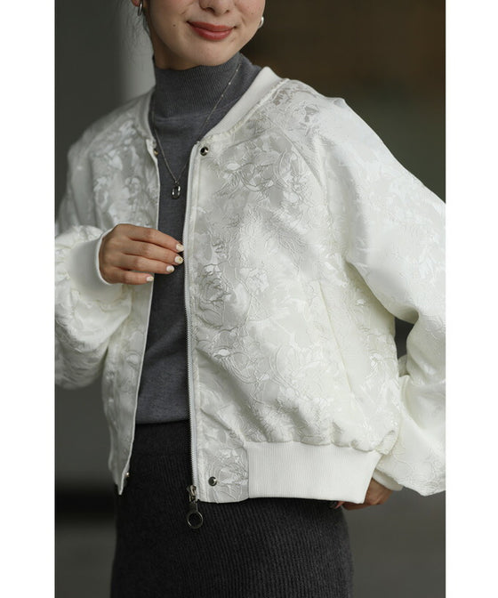 【セール商品返品交換不可】（S~3L対応）エレガントな模様が浮き立つ艶ブルゾントップス