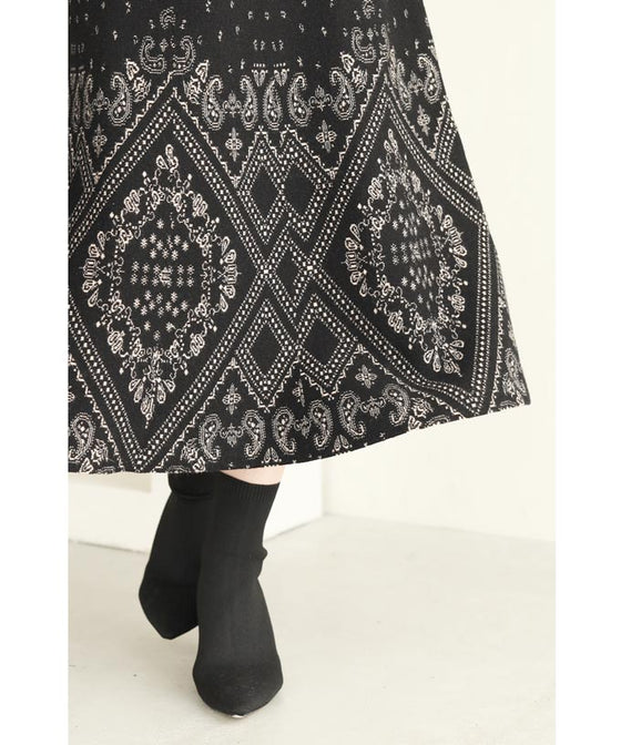 【セール商品返品交換不可】（S~M対応）（黒）上品で美しい柄のエレガントニットミディアムスカート