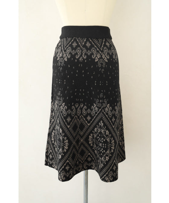 【セール商品返品交換不可】（S~M対応）（黒）上品で美しい柄のエレガントニットミディアムスカート