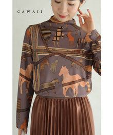  【セール商品返品交換不可】(グレー)（S~M対応）駆ける馬のスカーフ柄伸びやかカットソートップス