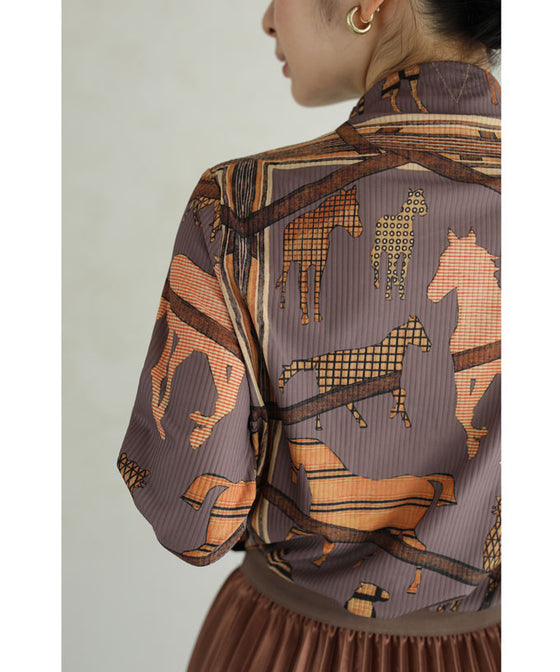 【セール商品返品交換不可】(グレー)（S~M対応）駆ける馬のスカーフ柄伸びやかカットソートップス