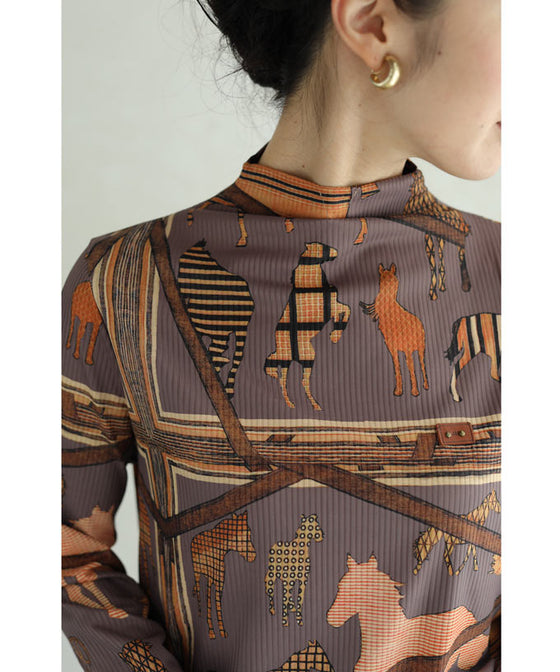 【セール商品返品交換不可】(グレー)（S~M対応）駆ける馬のスカーフ柄伸びやかカットソートップス