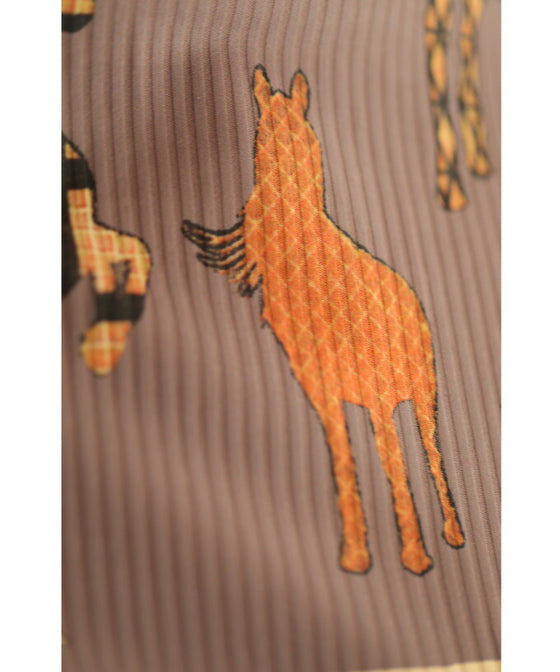 【セール商品返品交換不可】(グレー)（S~M対応）駆ける馬のスカーフ柄伸びやかカットソートップス