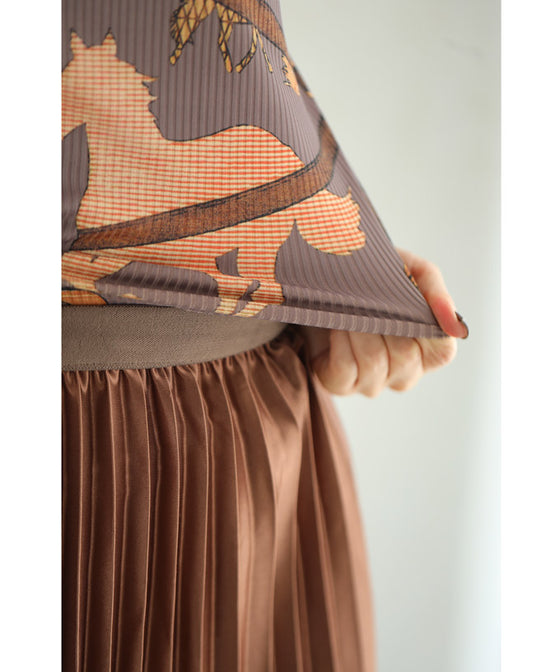 【セール商品返品交換不可】(グレー)（S~M対応）駆ける馬のスカーフ柄伸びやかカットソートップス