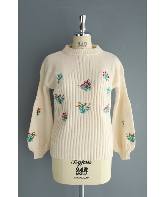 【セール商品返品交換不可】（S~3L対応）色鮮やかな花刺繍咲くポワン袖ニットトップス