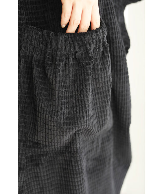 【セール商品返品交換不可】（M~3L対応）（黒）浮き立つ柄の2wayドレープネックミディアムワンピース