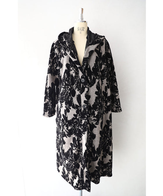 【セール商品返品交換不可】（M~3L対応）サッと羽織れる華やかさ。フード付きジャガード織りロングコート