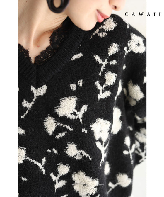 ふんわり浮かぶ白花のVネックニットプルオーバートップス