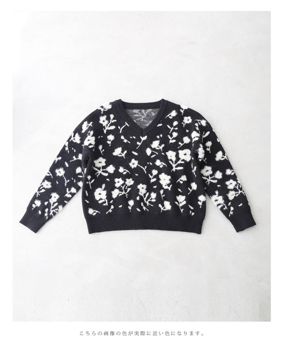 ふんわり浮かぶ白花のVネックニットプルオーバートップス