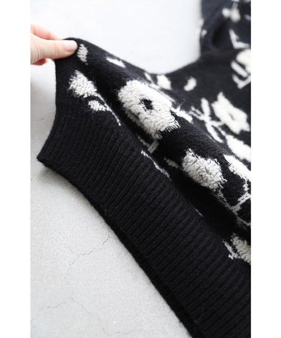 ふんわり浮かぶ白花のVネックニットプルオーバートップス