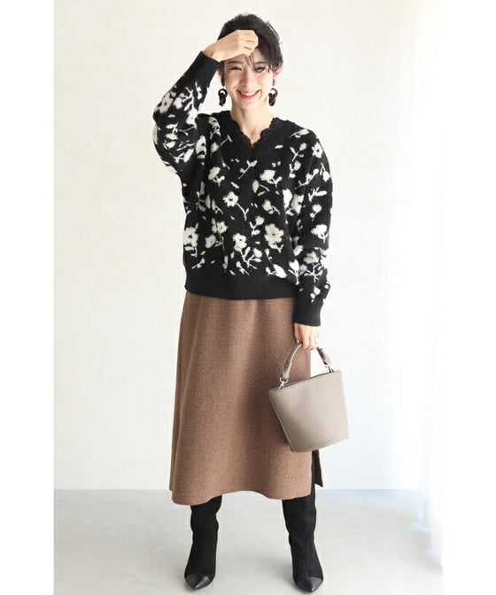 ふんわり浮かぶ白花のVネックニットプルオーバートップス