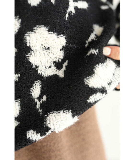 ふんわり浮かぶ白花のVネックニットプルオーバートップス