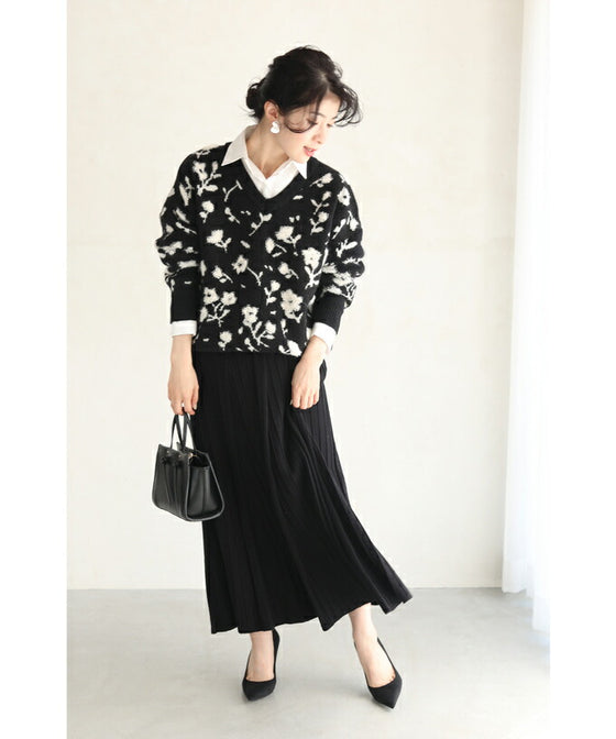 ふんわり浮かぶ白花のVネックニットプルオーバートップス