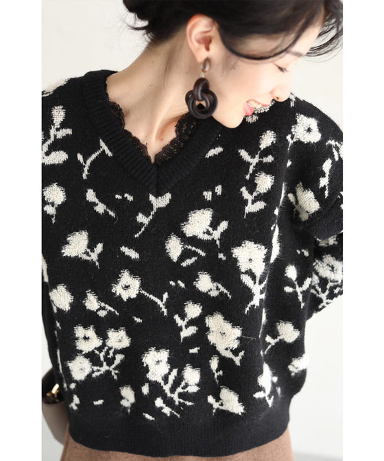 ふんわり浮かぶ白花のVネックニットプルオーバートップス