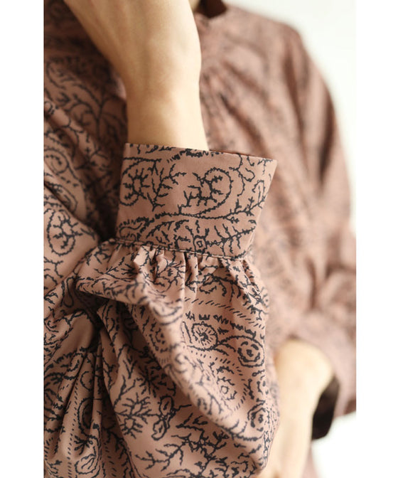 【セール商品返品交換不可】（S~L対応）植物を描いた抽象画のハイネックブラウストップス