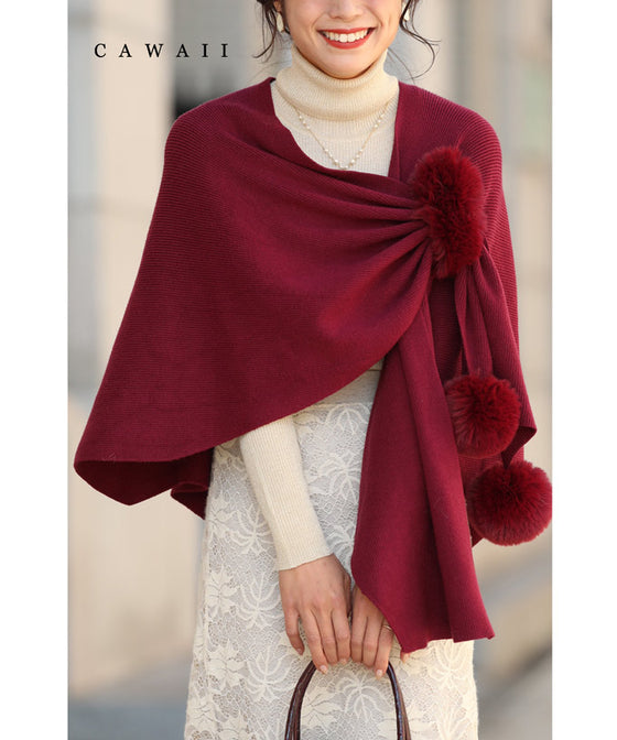 冬の街に映える赤。ファーポンポン揺れるストール