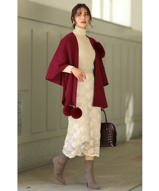 冬の街に映える赤。ファーポンポン揺れるストール