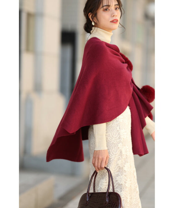 冬の街に映える赤。ファーポンポン揺れるストール