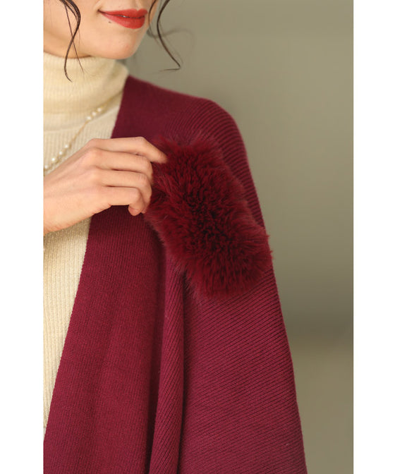 冬の街に映える赤。ファーポンポン揺れるストール