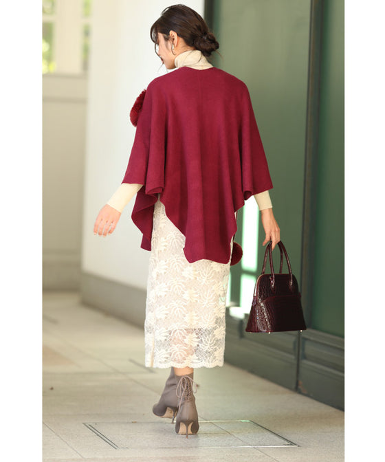 冬の街に映える赤。ファーポンポン揺れるストール