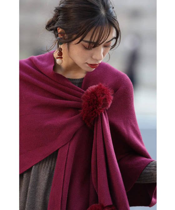 冬の街に映える赤。ファーポンポン揺れるストール