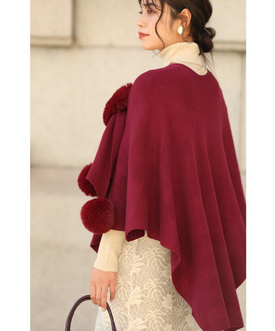 冬の街に映える赤。ファーポンポン揺れるストール