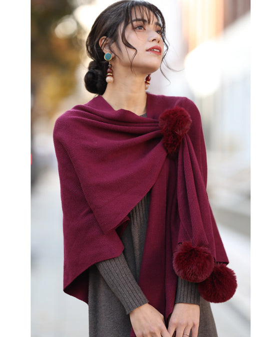 冬の街に映える赤。ファーポンポン揺れるストール