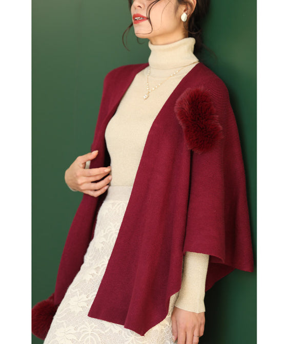 冬の街に映える赤。ファーポンポン揺れるストール