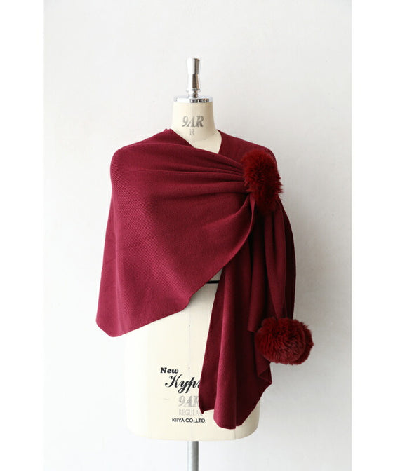 冬の街に映える赤。ファーポンポン揺れるストール