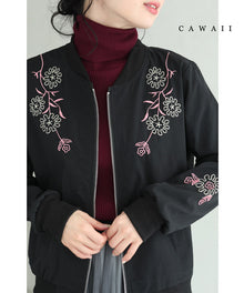  【セール商品返品交換不可】（S~L対応）（黒）胸元に咲く可愛い花刺繍のジップアップブルゾン